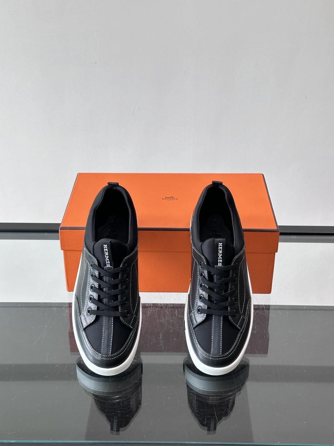 Hermès Black & White运动鞋​​👟Hermès Black & White运动鞋，简约