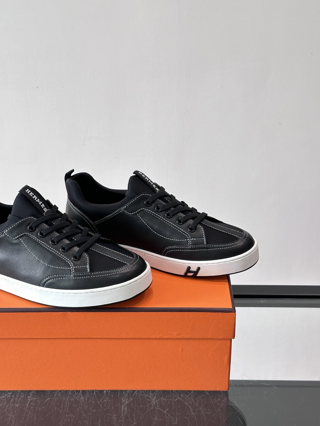 Hermès Black & White运动鞋​​👟Hermès Black & White运动鞋，简约