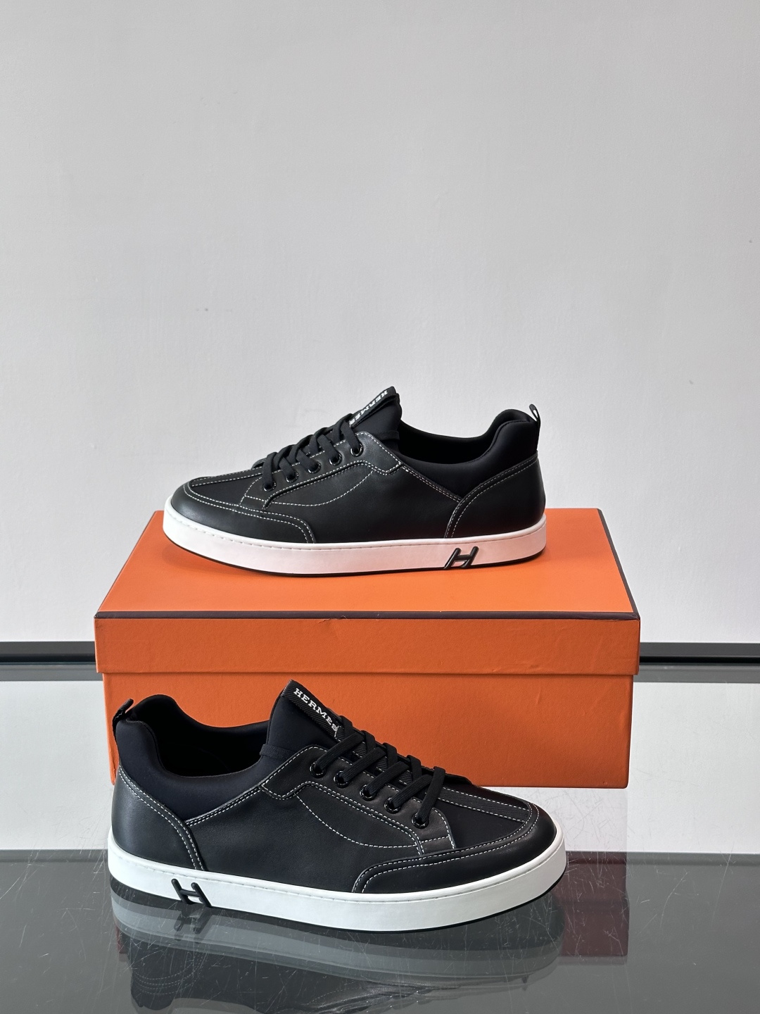 Hermès Black & White运动鞋​​👟Hermès Black & White运动鞋，简约