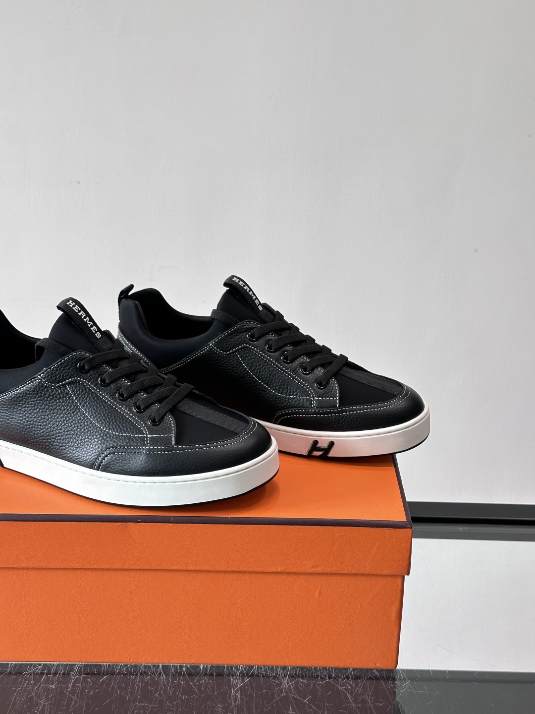 Hermès Black & White运动鞋​​👟Hermès Black & White运动鞋，简约