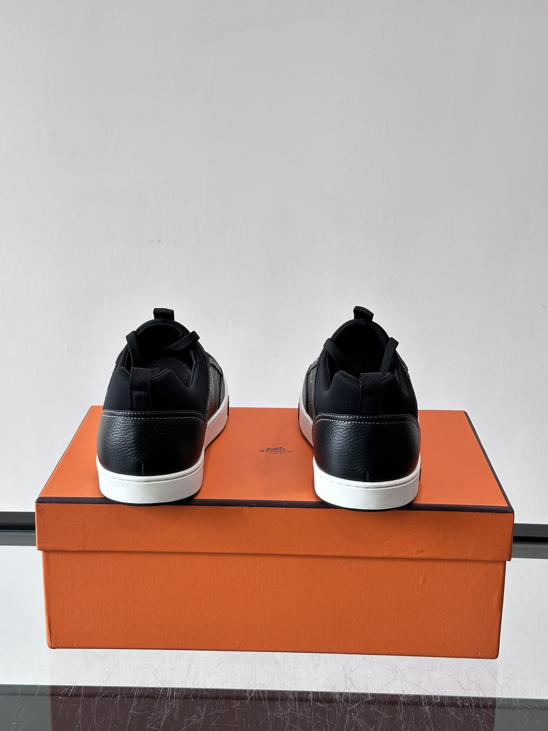 Hermès Black & White运动鞋​​👟Hermès Black & White运动鞋，简约