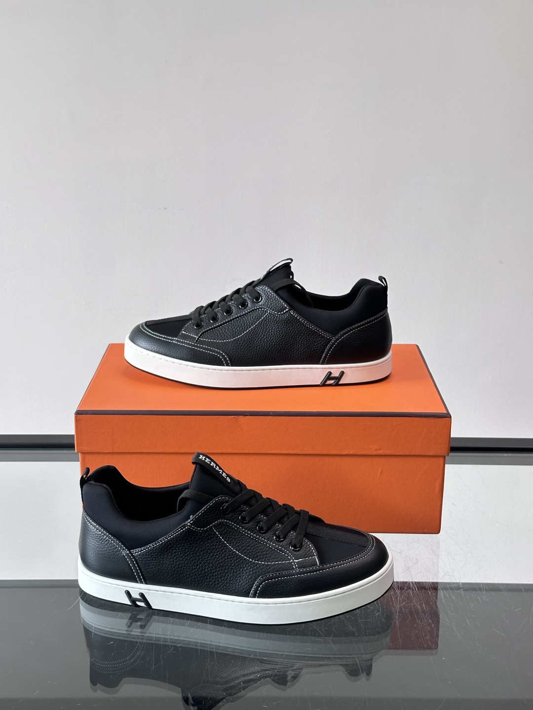 Hermès Black & White运动鞋​​👟Hermès Black & White运动鞋，简约