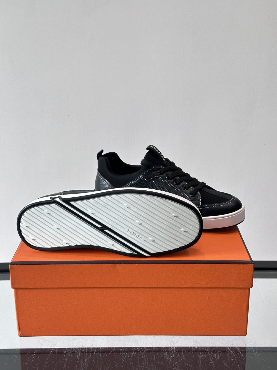 Hermès Black & White运动鞋​​👟Hermès Black & White运动鞋，简约