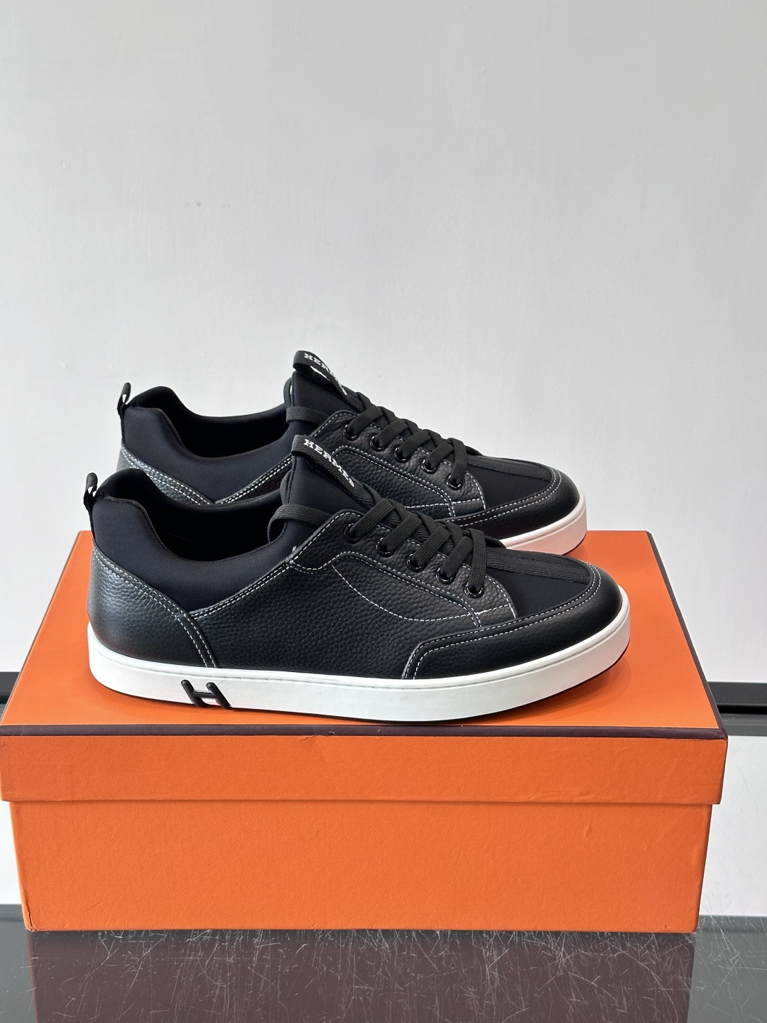 Hermès Black & White运动鞋​​👟Hermès Black & White运动鞋，简约