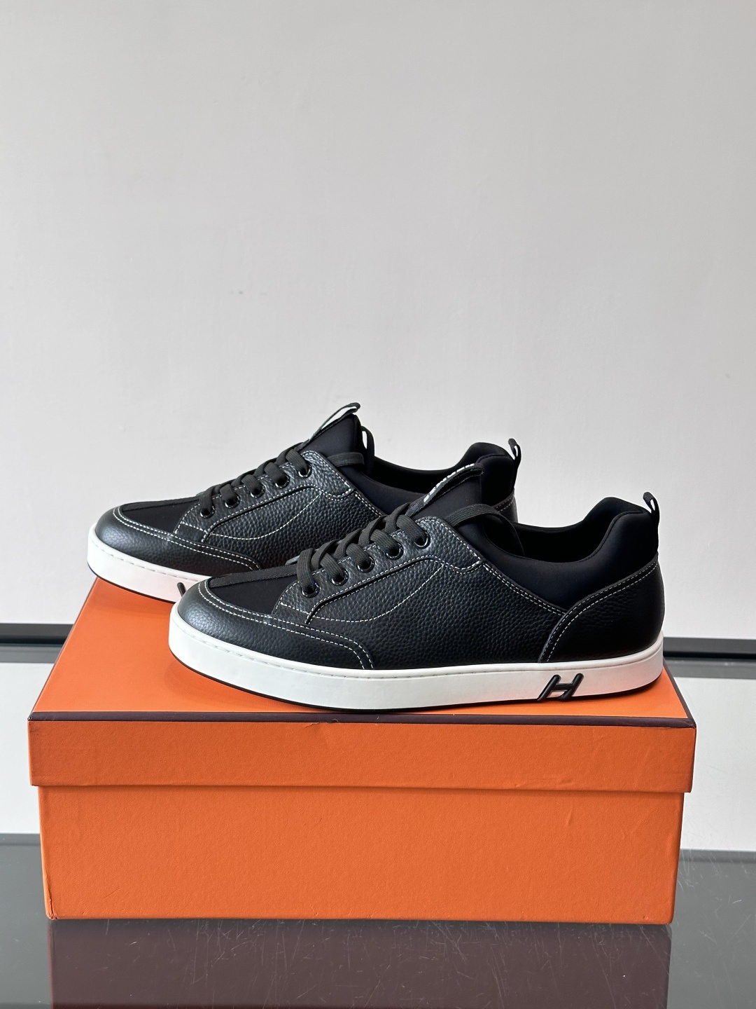 Hermès Black & White运动鞋​​👟Hermès Black & White运动鞋，简约