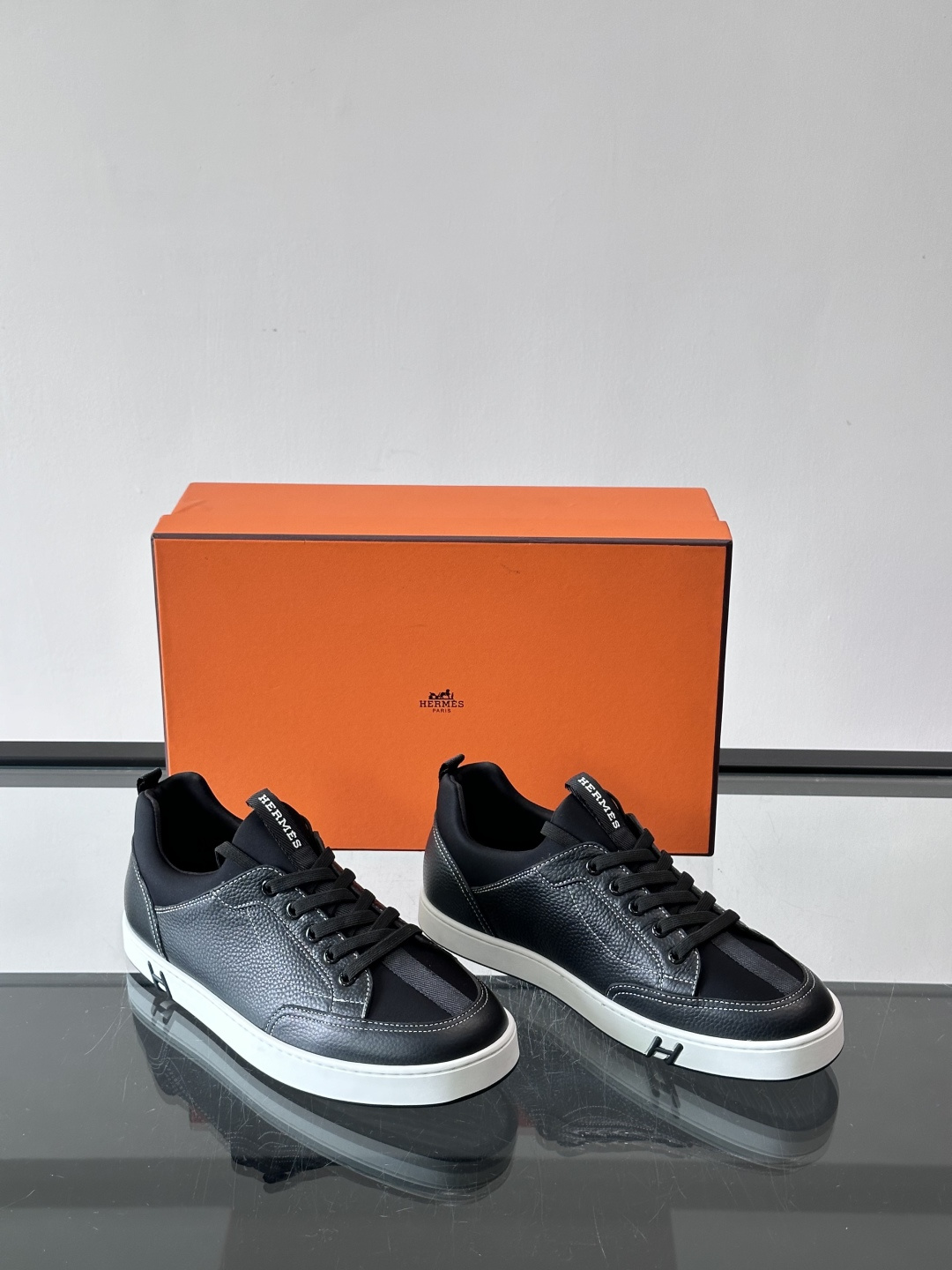 Hermès Black & White运动鞋​​👟Hermès Black & White运动鞋，简约