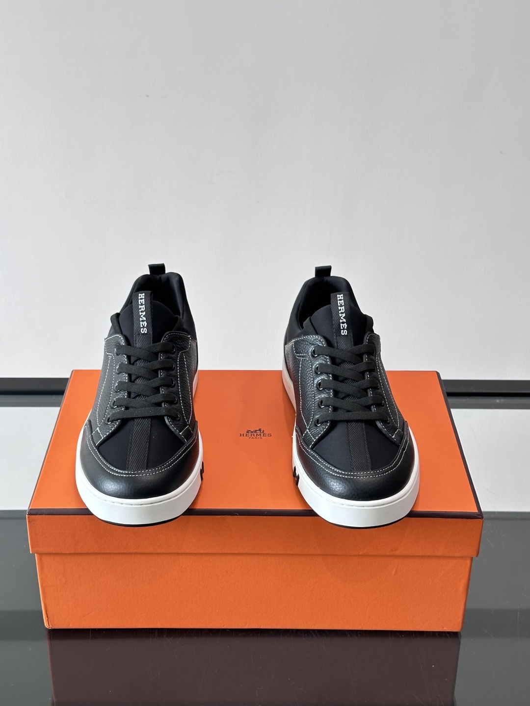 Hermès Black & White运动鞋​​👟Hermès Black & White运动鞋，简约