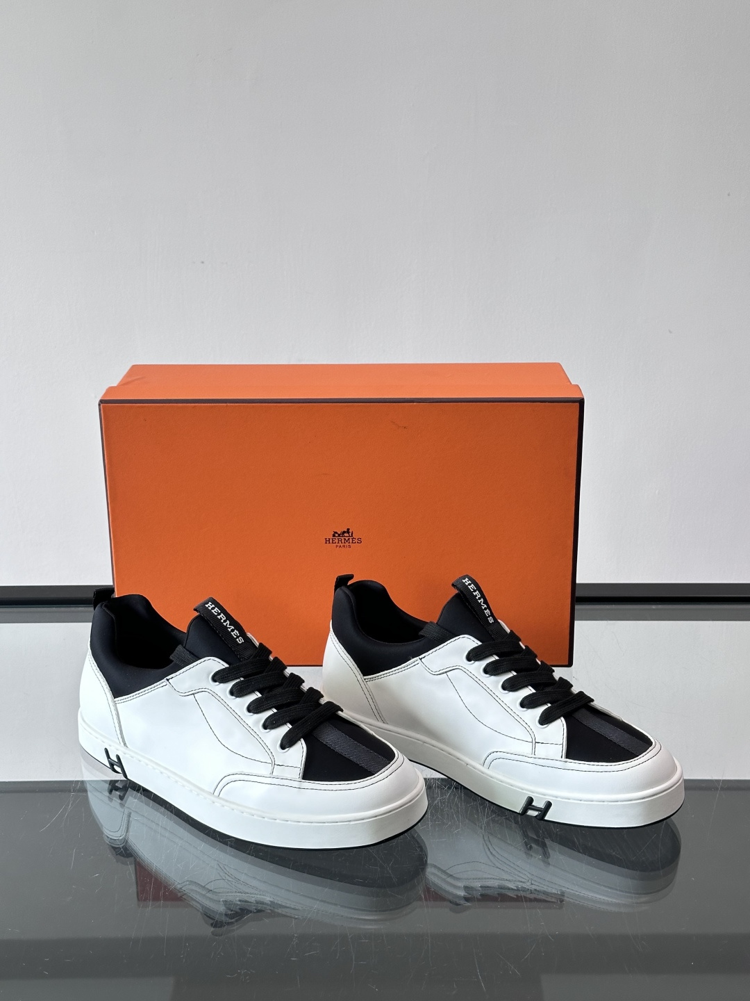 Hermès Black & White运动鞋​​👟Hermès Black & White运动鞋，简约