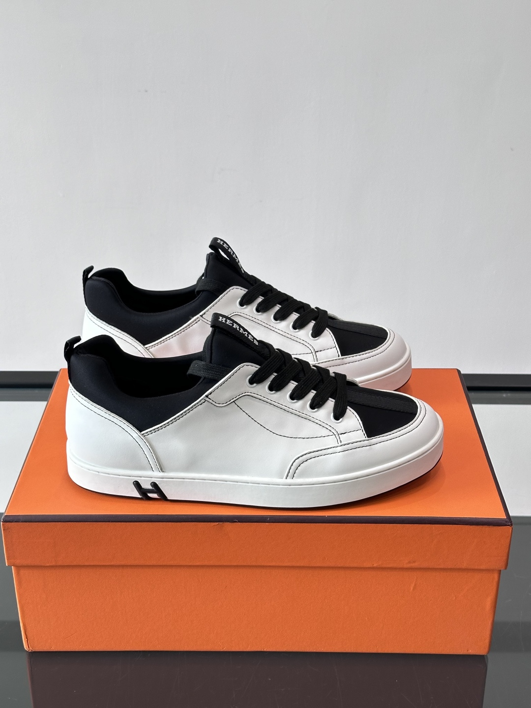 Hermès Black & White运动鞋​​👟Hermès Black & White运动鞋，简约