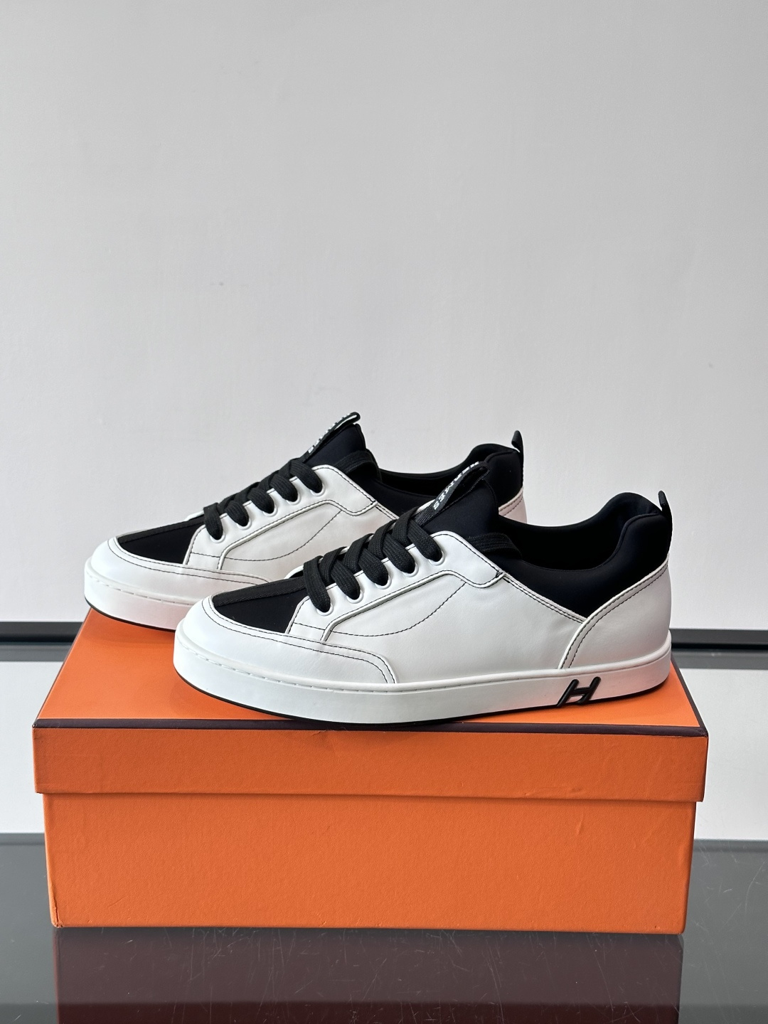 Hermès Black & White运动鞋​​👟Hermès Black & White运动鞋，简约