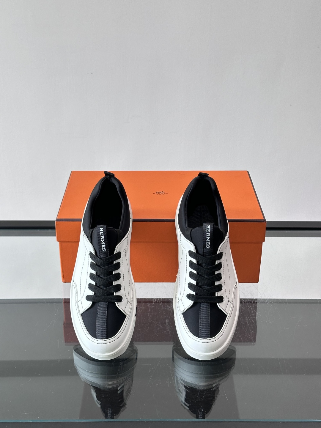 Hermès Black & White运动鞋​​👟Hermès Black & White运动鞋，简约