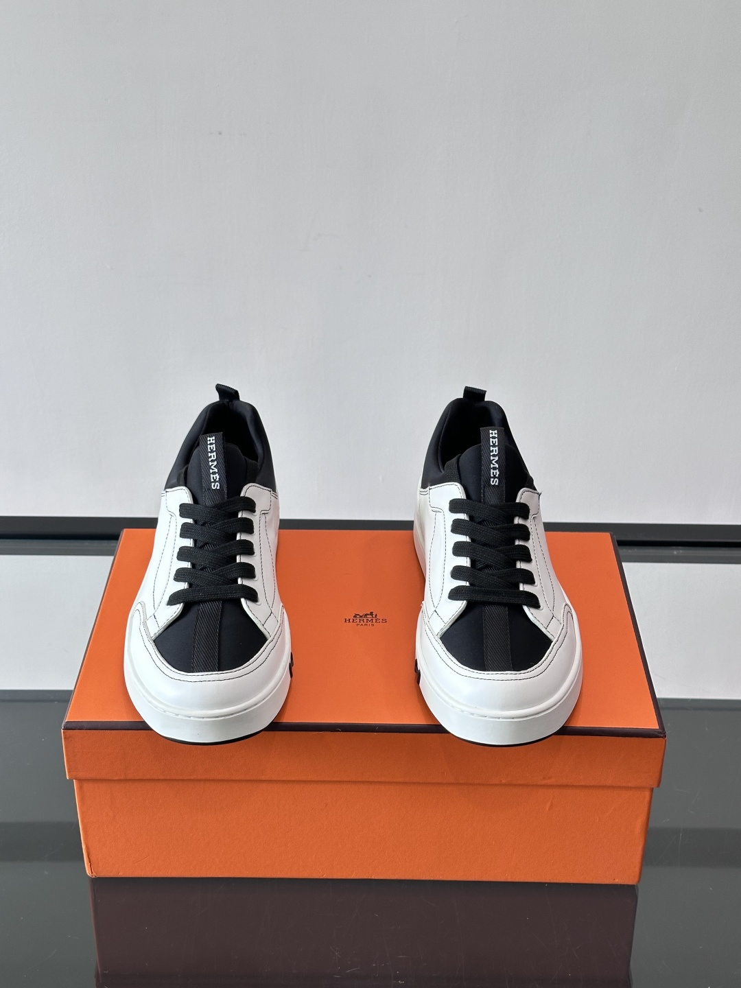 Hermès Black & White运动鞋​​👟Hermès Black & White运动鞋，简约