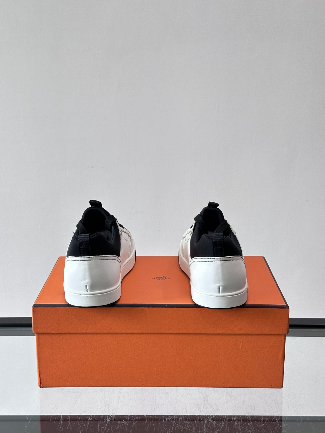 Hermès Black & White运动鞋​​👟Hermès Black & White运动鞋，简约