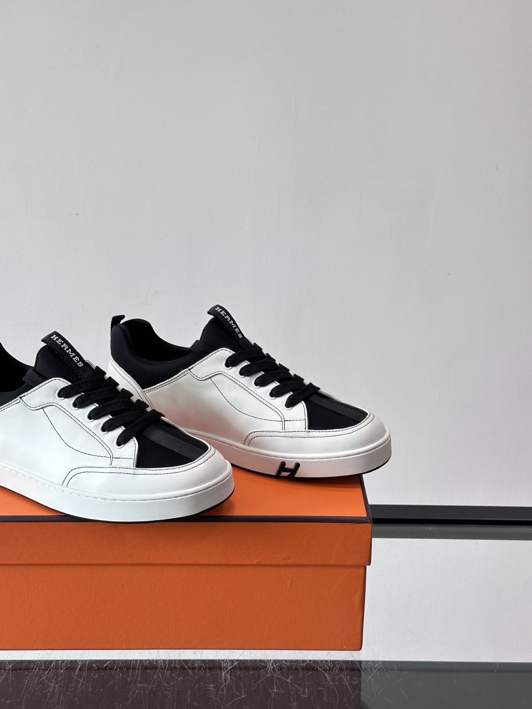 Hermès Black & White运动鞋​​👟Hermès Black & White运动鞋，简约