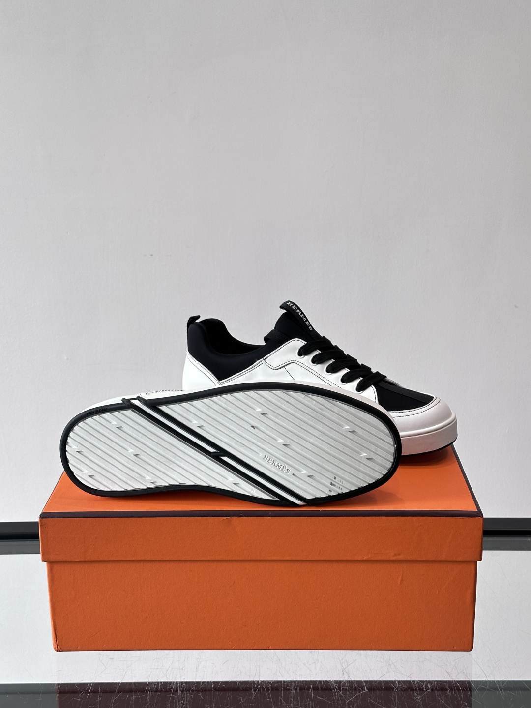 Hermès Black & White运动鞋​​👟Hermès Black & White运动鞋，简约