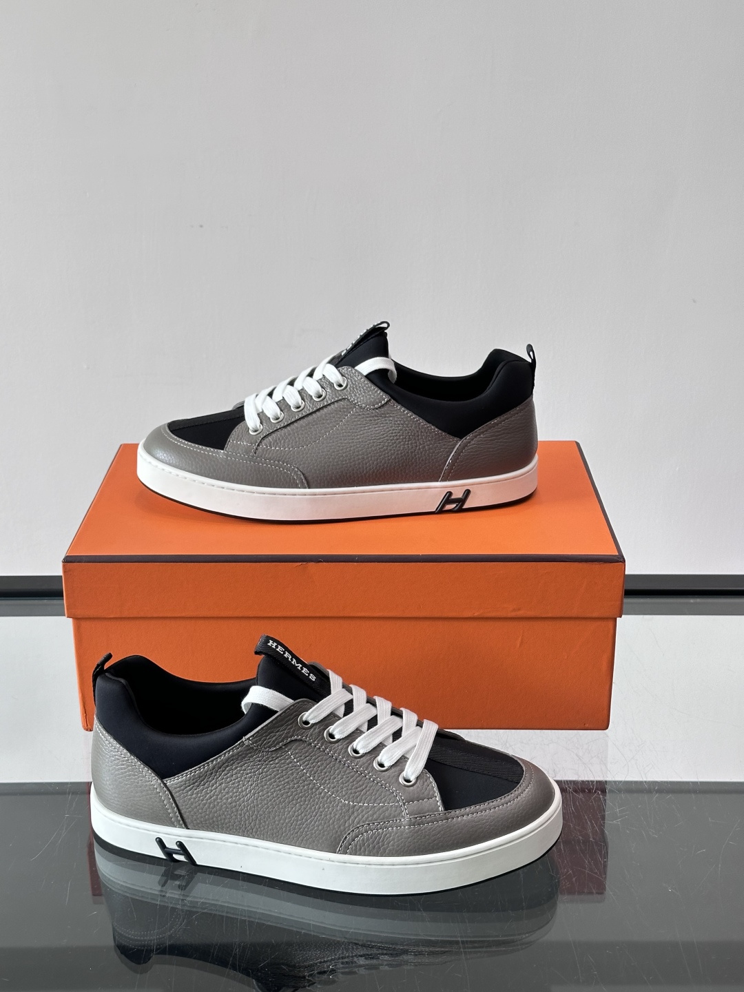 Hermès Black & White运动鞋​​👟Hermès Black & White运动鞋，简约