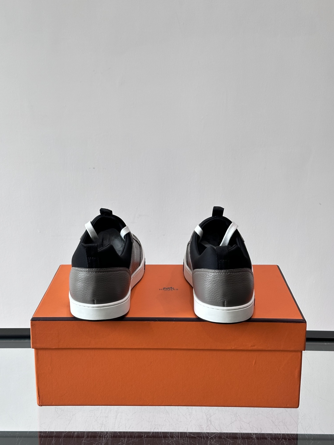 Hermès Black & White运动鞋​​👟Hermès Black & White运动鞋，简约