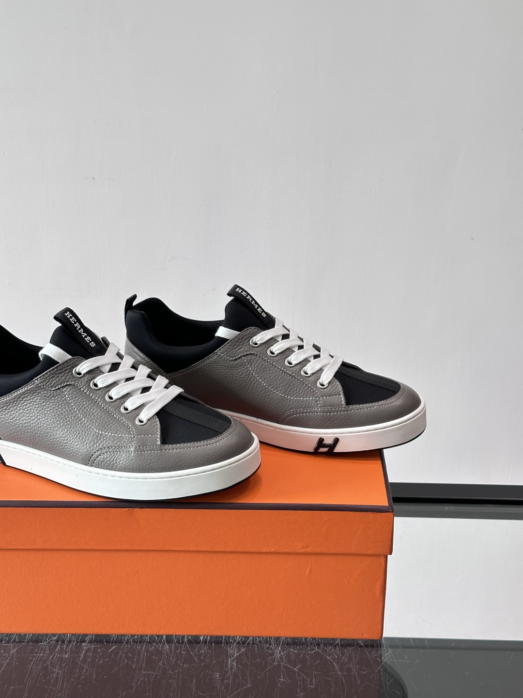 Hermès Black & White运动鞋​​👟Hermès Black & White运动鞋，简约