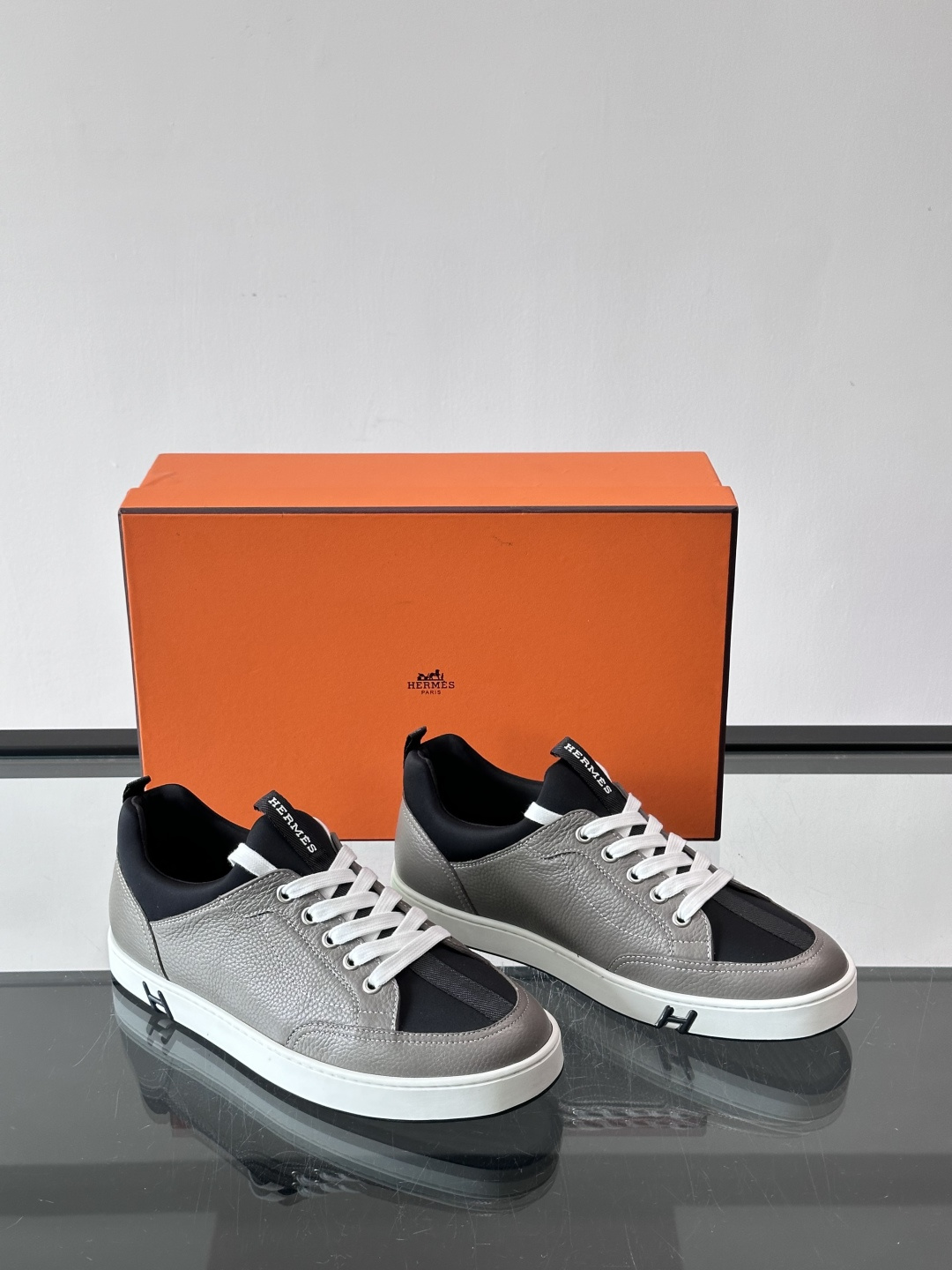 Hermès Black & White运动鞋​​👟Hermès Black & White运动鞋，简约