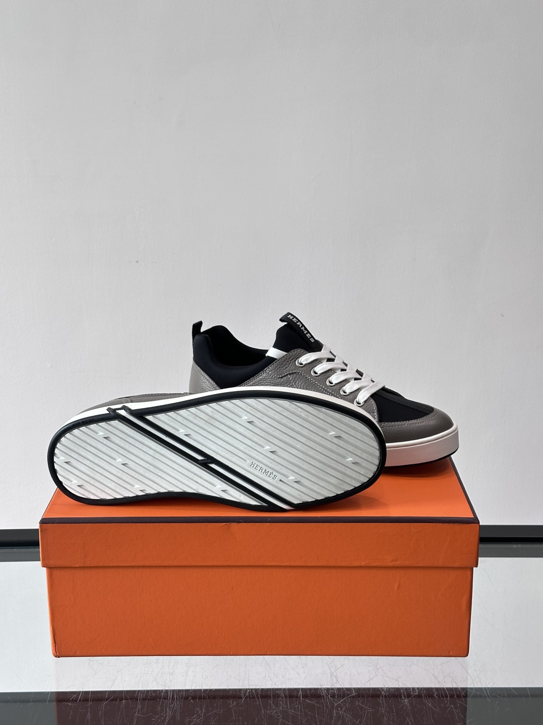 Hermès Black & White运动鞋​​👟Hermès Black & White运动鞋，简约