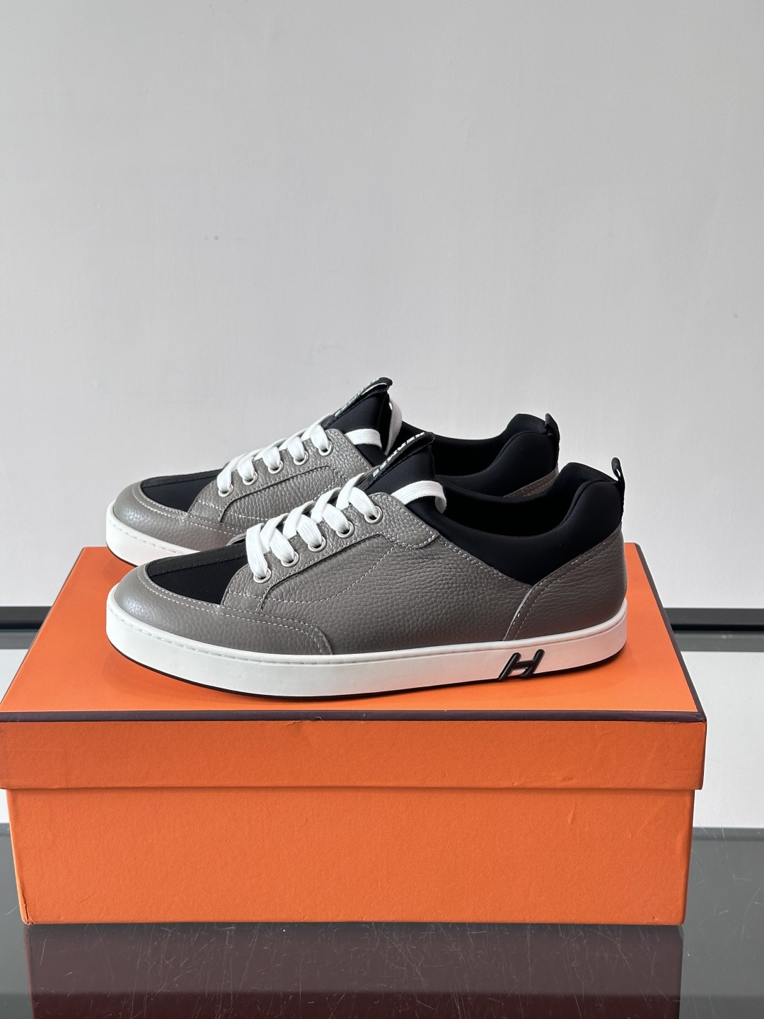 Hermès Black & White运动鞋​​👟Hermès Black & White运动鞋，简约