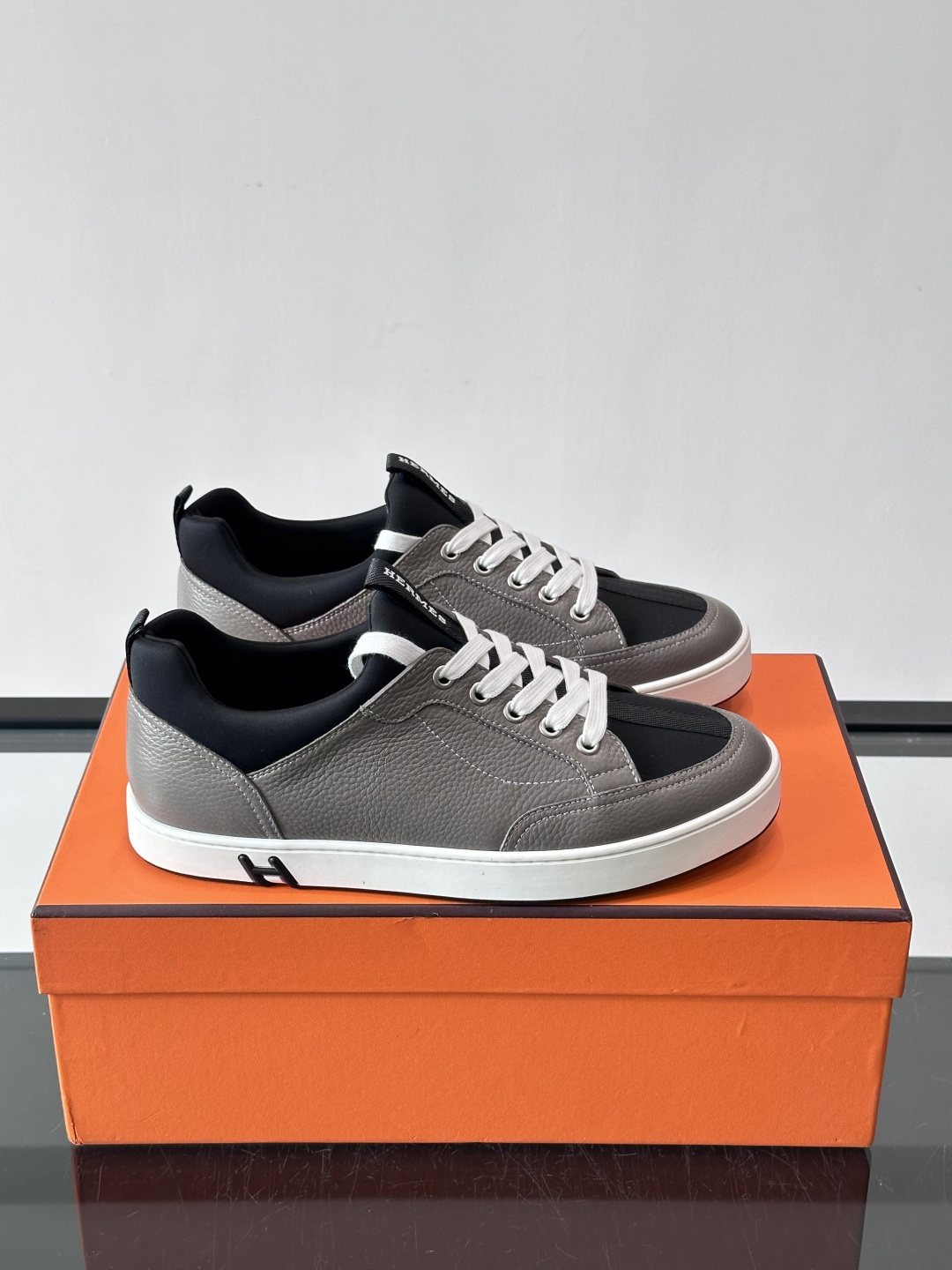 Hermès Black & White运动鞋​​👟Hermès Black & White运动鞋，简约