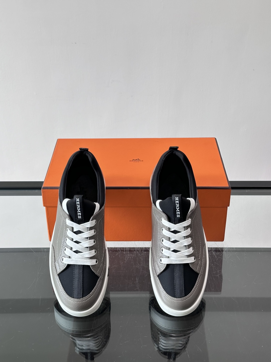 Hermès Black & White运动鞋​​👟Hermès Black & White运动鞋，简约