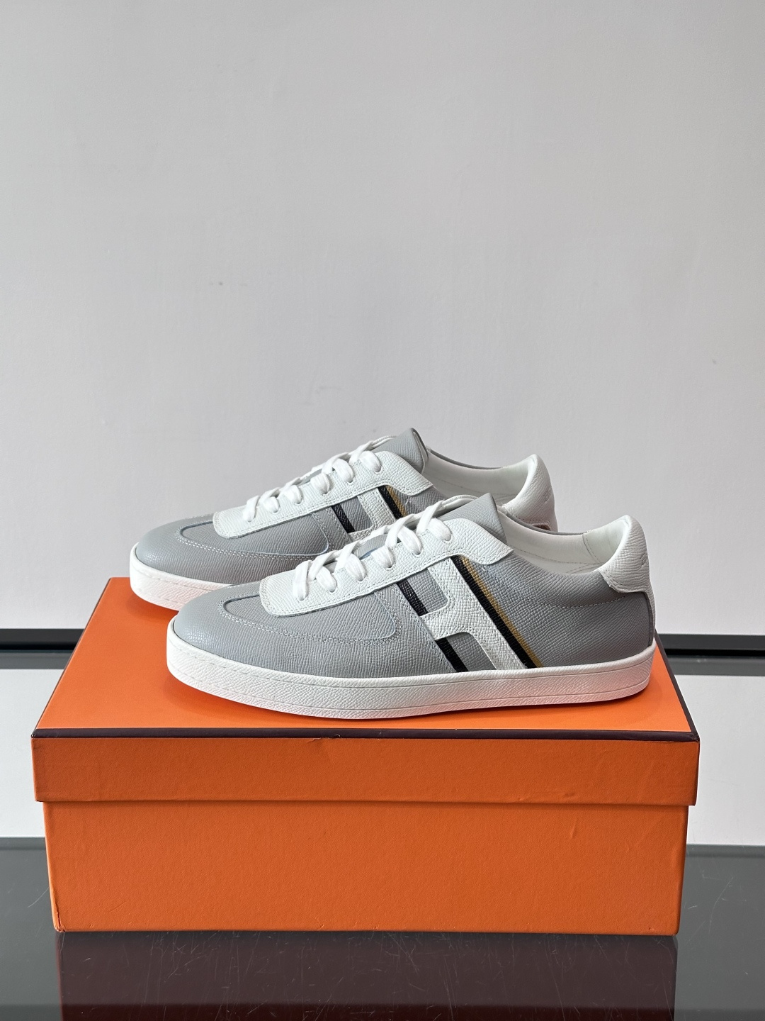 👟Hermes男士德训鞋，侧面“H”标志超有辨识度，简约又时髦！织物➕牛皮拼接，透气又耐穿，橡胶鞋底抓地