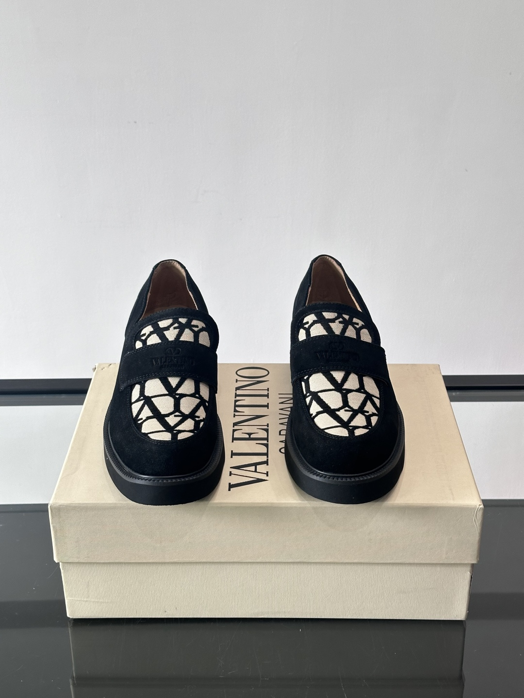 华伦天奴男士乐福鞋采用优质真皮，鞋面光滑细腻，搭配同色系拼接，复古感满满。厚底橡胶设计，耐磨又舒适，适合