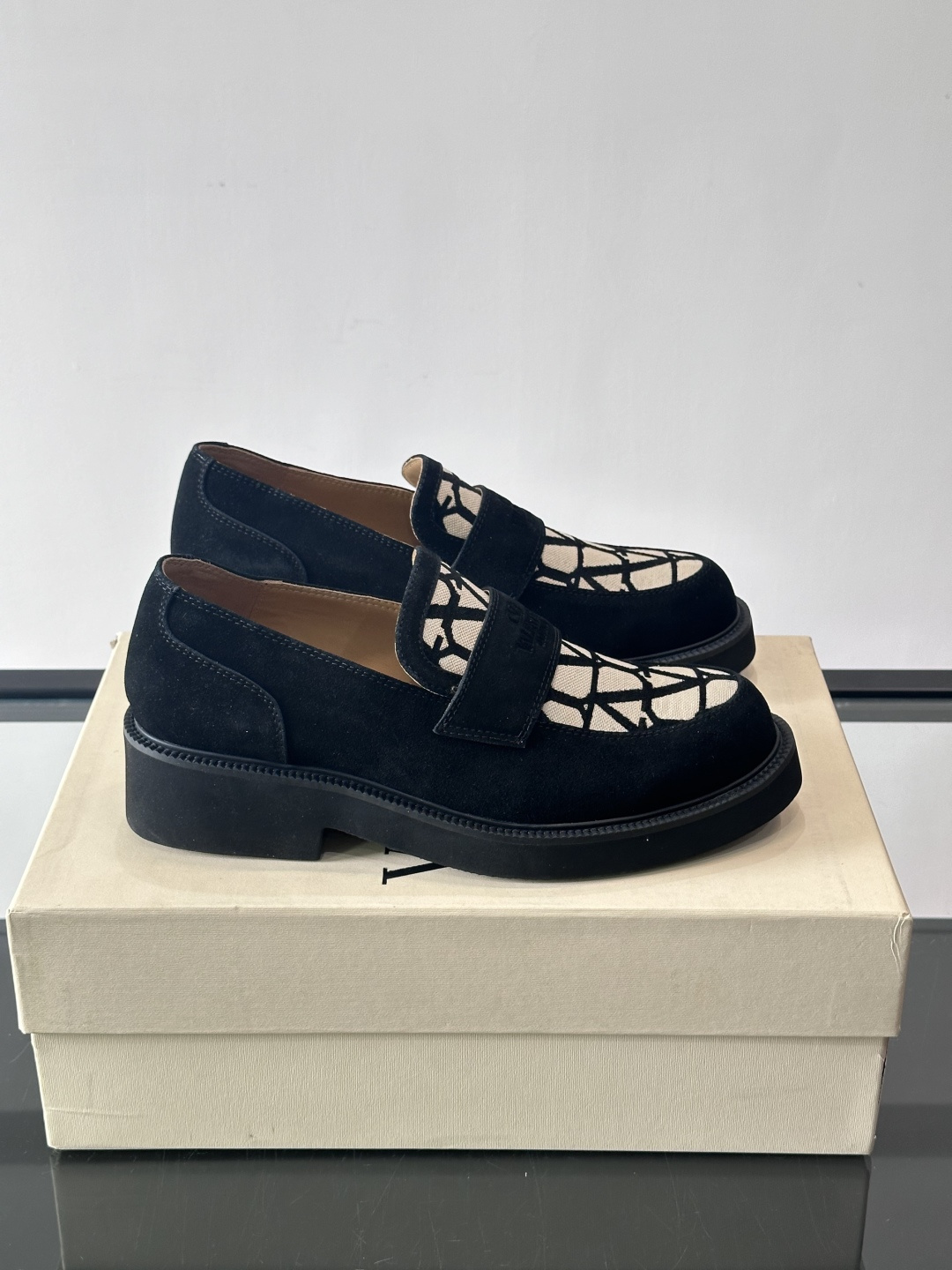 华伦天奴男士乐福鞋采用优质真皮，鞋面光滑细腻，搭配同色系拼接，复古感满满。厚底橡胶设计，耐磨又舒适，适合