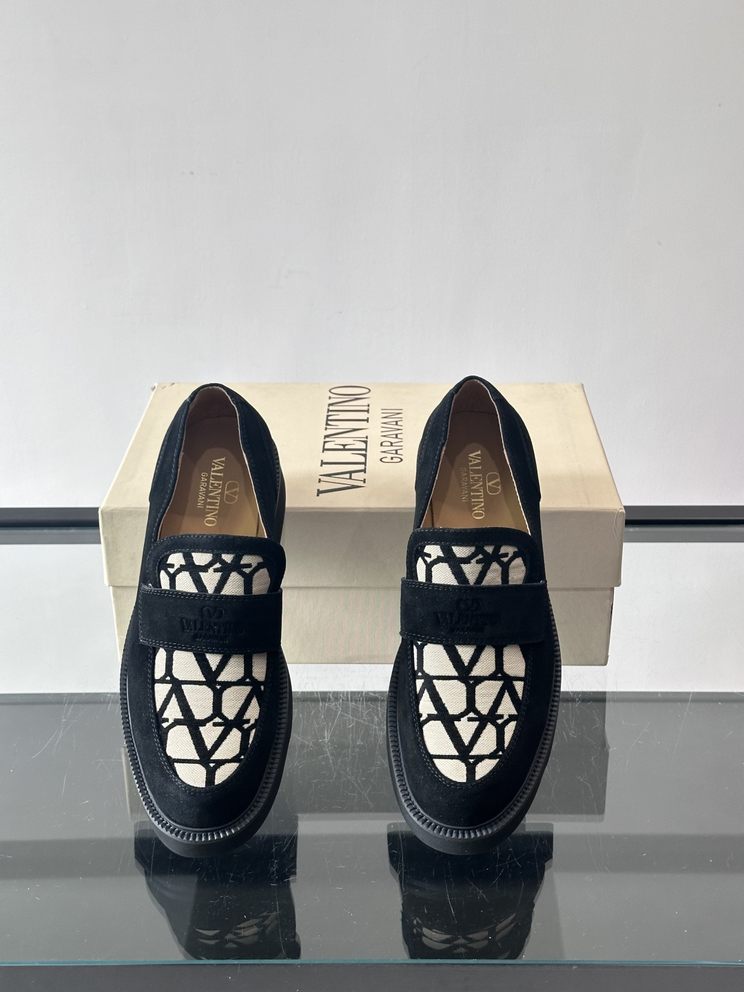 华伦天奴男士乐福鞋采用优质真皮，鞋面光滑细腻，搭配同色系拼接，复古感满满。厚底橡胶设计，耐磨又舒适，适合