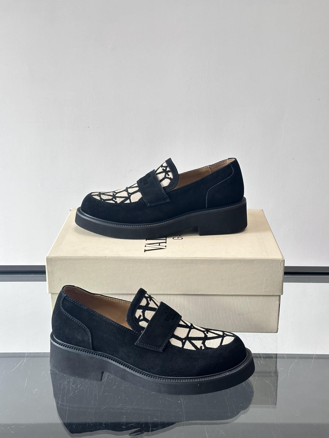 华伦天奴男士乐福鞋采用优质真皮，鞋面光滑细腻，搭配同色系拼接，复古感满满。厚底橡胶设计，耐磨又舒适，适合