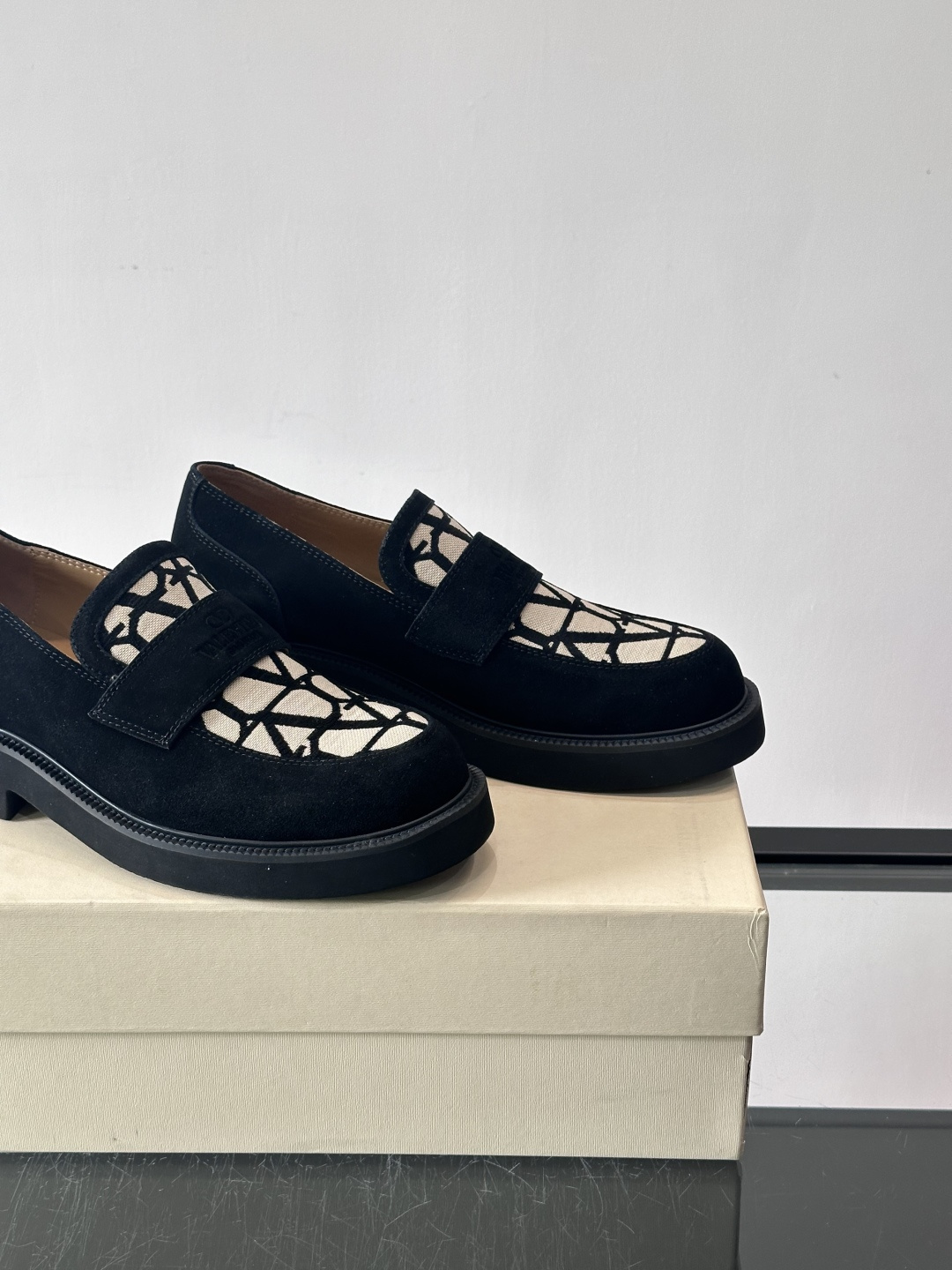 华伦天奴男士乐福鞋采用优质真皮，鞋面光滑细腻，搭配同色系拼接，复古感满满。厚底橡胶设计，耐磨又舒适，适合