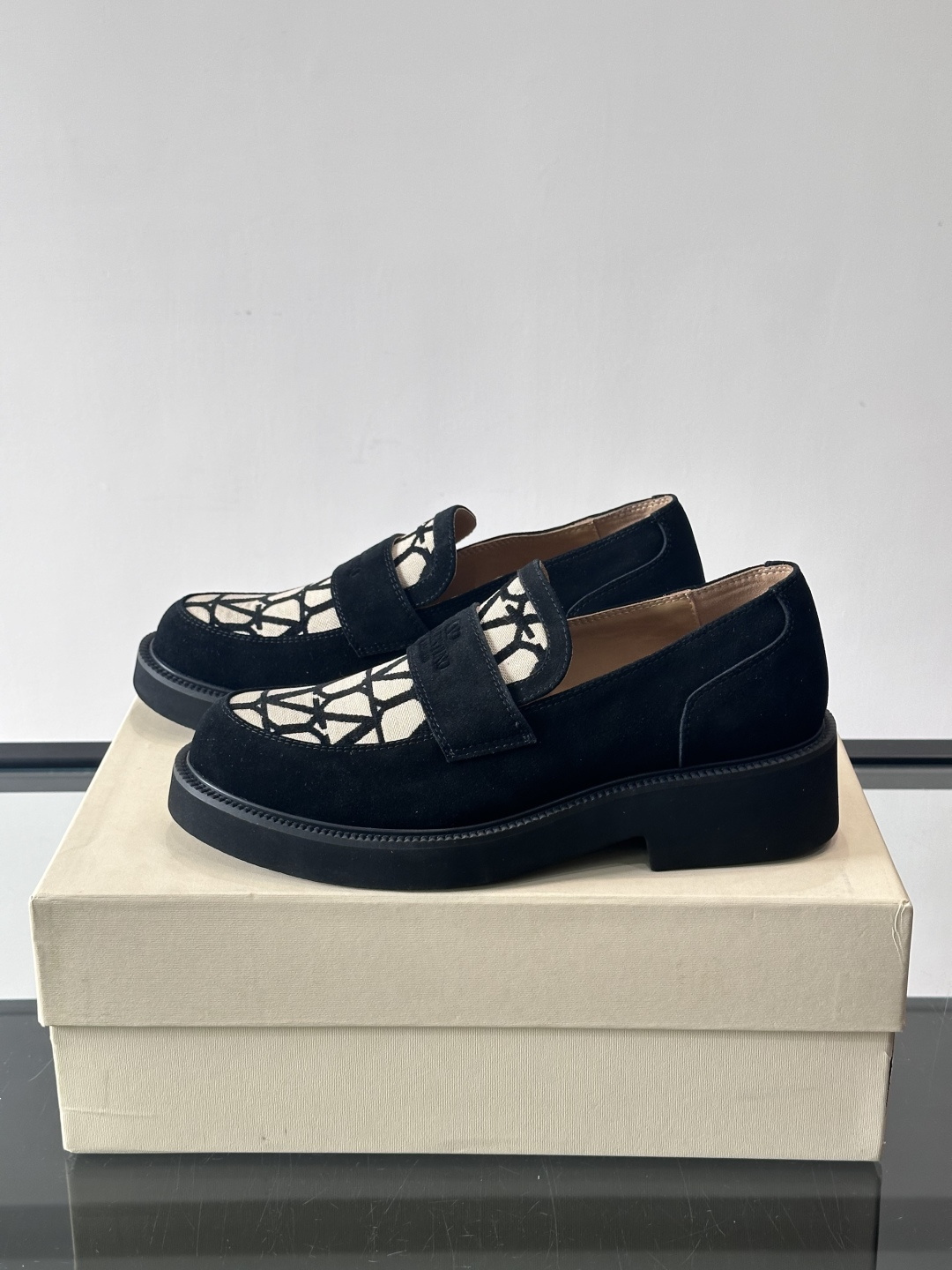 华伦天奴男士乐福鞋采用优质真皮，鞋面光滑细腻，搭配同色系拼接，复古感满满。厚底橡胶设计，耐磨又舒适，适合