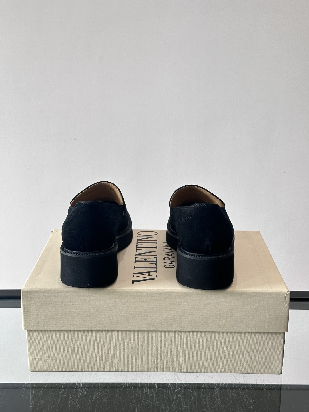 华伦天奴男士乐福鞋采用优质真皮，鞋面光滑细腻，搭配同色系拼接，复古感满满。厚底橡胶设计，耐磨又舒适，适合