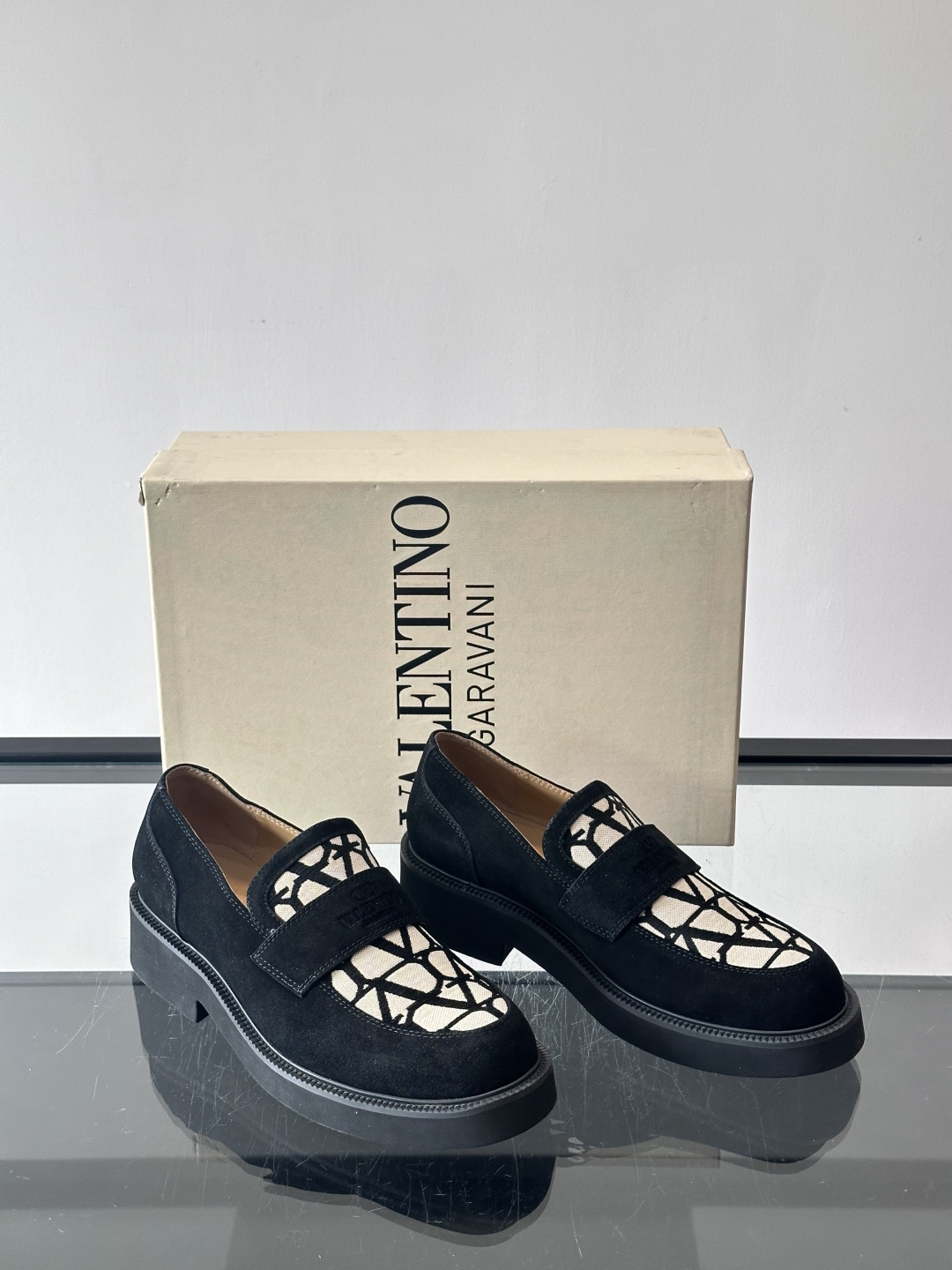 华伦天奴男士乐福鞋采用优质真皮，鞋面光滑细腻，搭配同色系拼接，复古感满满。厚底橡胶设计，耐磨又舒适，适合