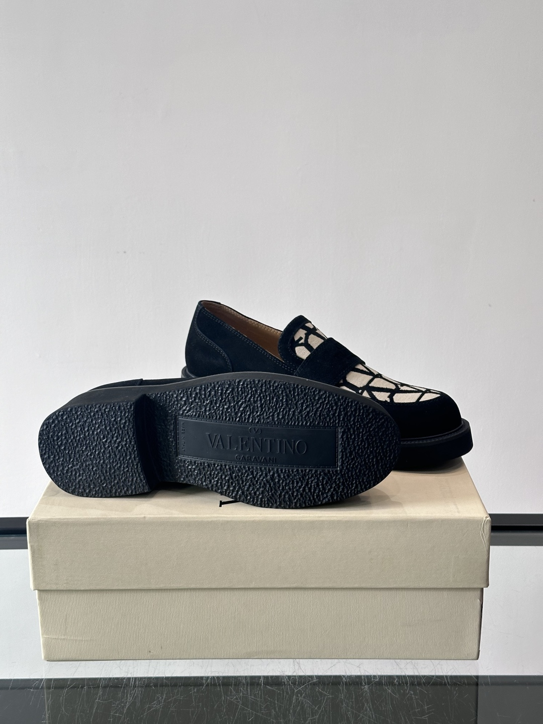 华伦天奴男士乐福鞋采用优质真皮，鞋面光滑细腻，搭配同色系拼接，复古感满满。厚底橡胶设计，耐磨又舒适，适合