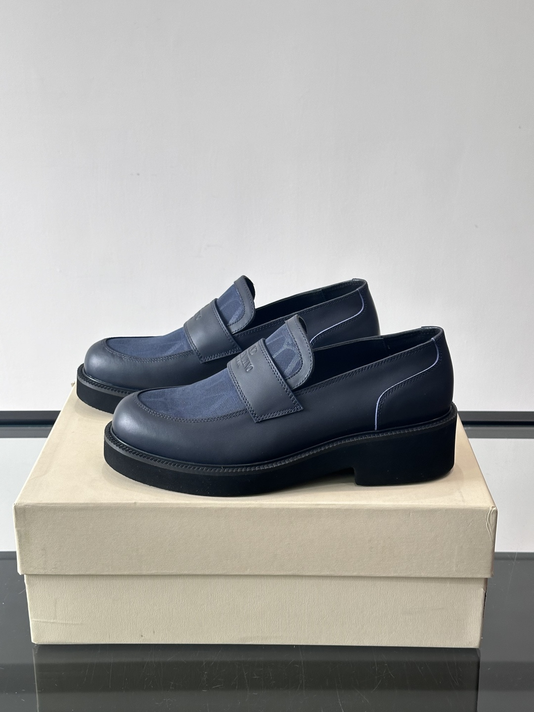 华伦天奴男士乐福鞋采用优质真皮，鞋面光滑细腻，搭配同色系拼接，复古感满满。厚底橡胶设计，耐磨又舒适，适合