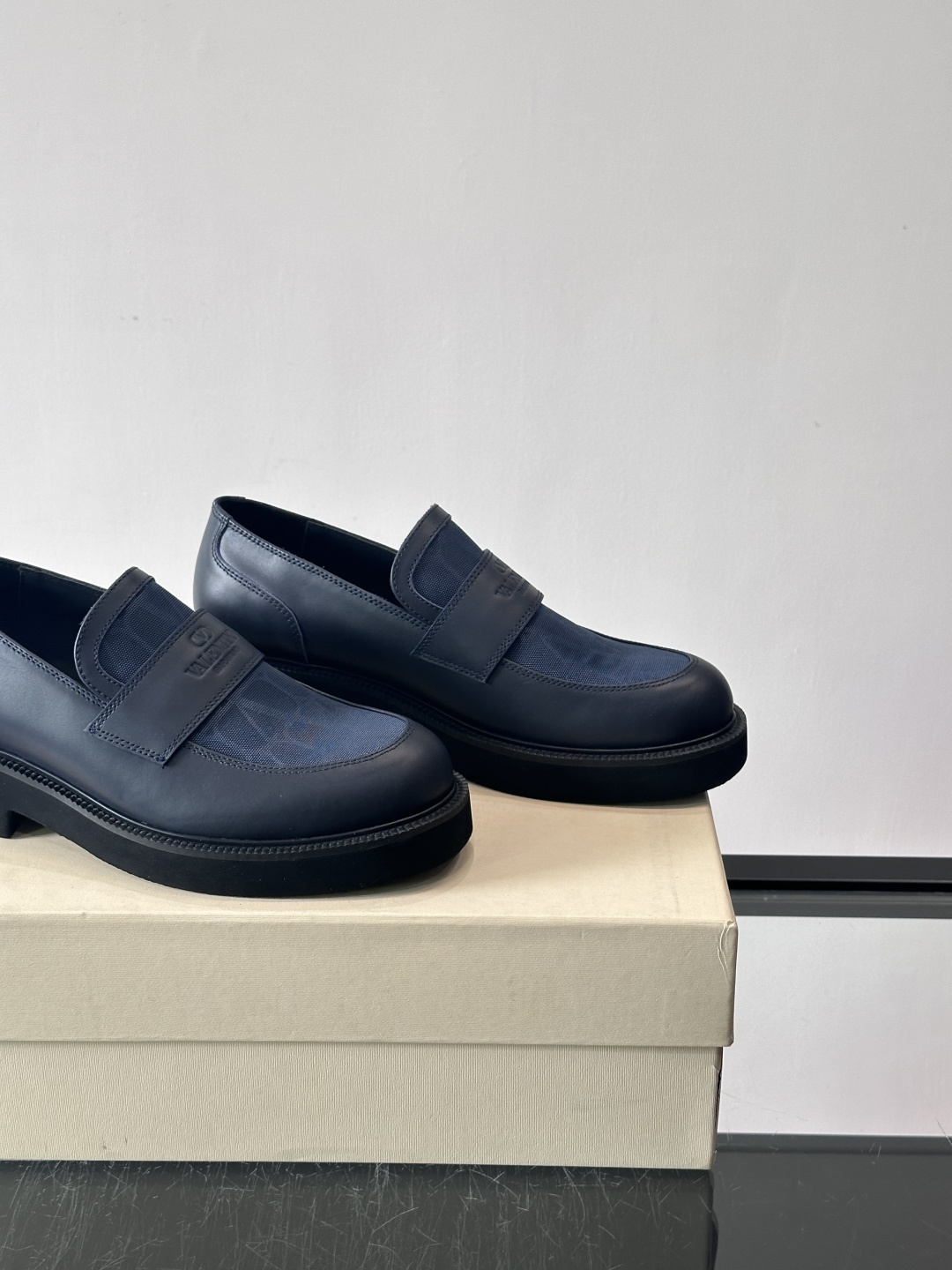 华伦天奴男士乐福鞋采用优质真皮，鞋面光滑细腻，搭配同色系拼接，复古感满满。厚底橡胶设计，耐磨又舒适，适合