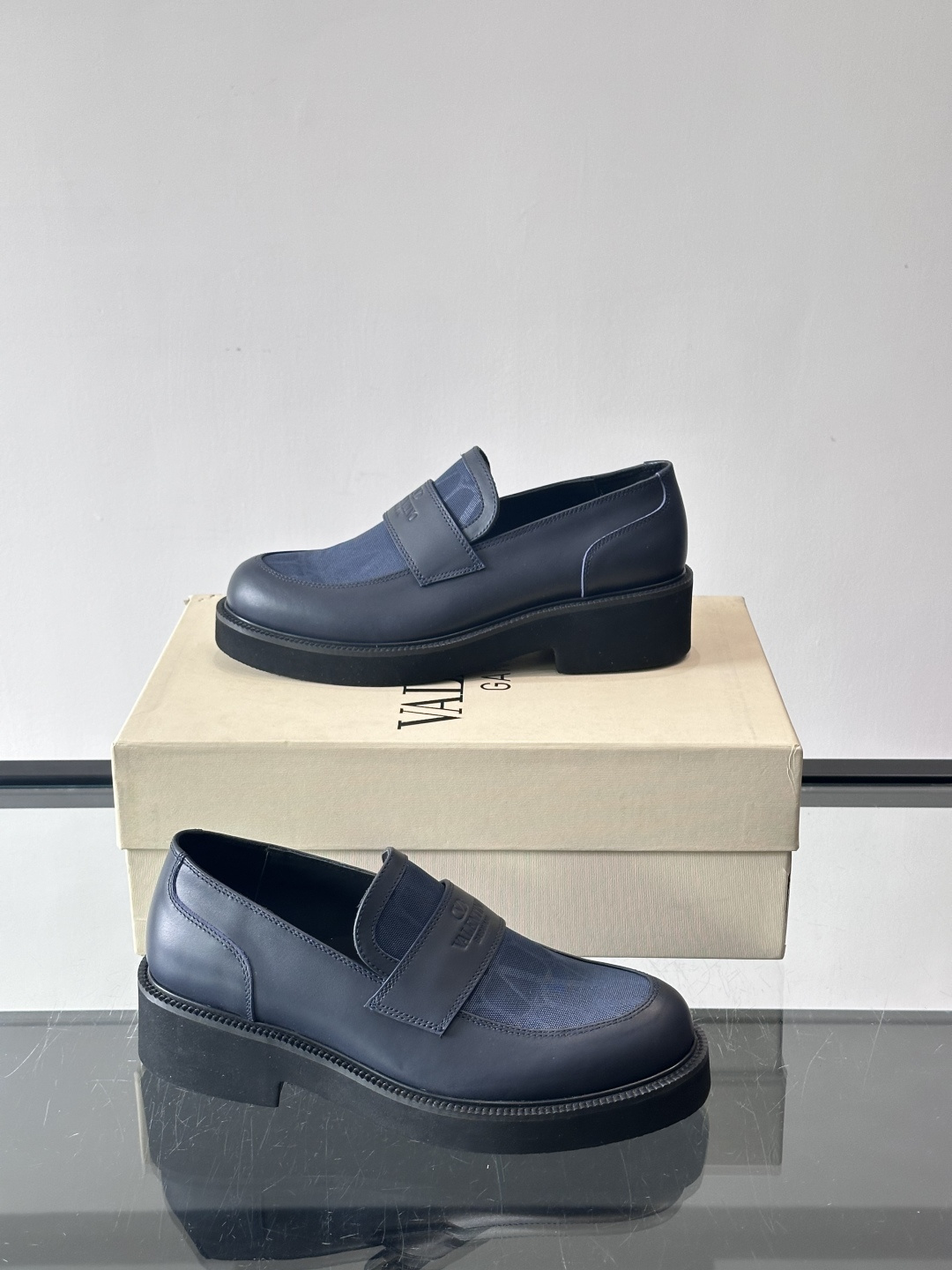 华伦天奴男士乐福鞋采用优质真皮，鞋面光滑细腻，搭配同色系拼接，复古感满满。厚底橡胶设计，耐磨又舒适，适合