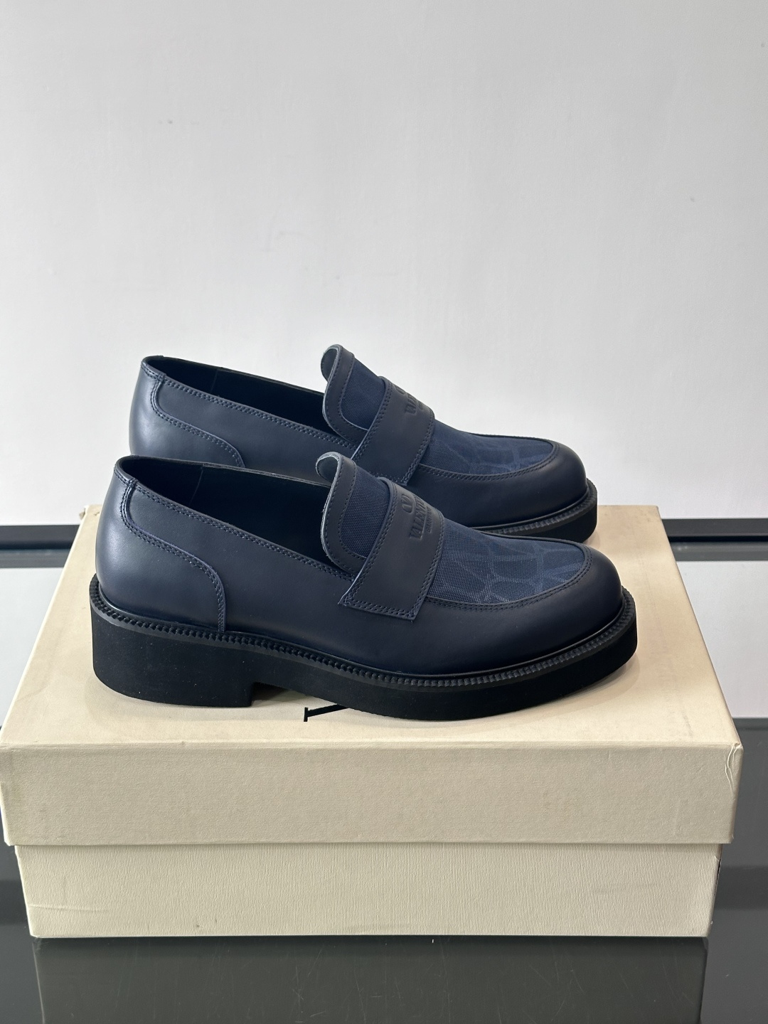 华伦天奴男士乐福鞋采用优质真皮，鞋面光滑细腻，搭配同色系拼接，复古感满满。厚底橡胶设计，耐磨又舒适，适合