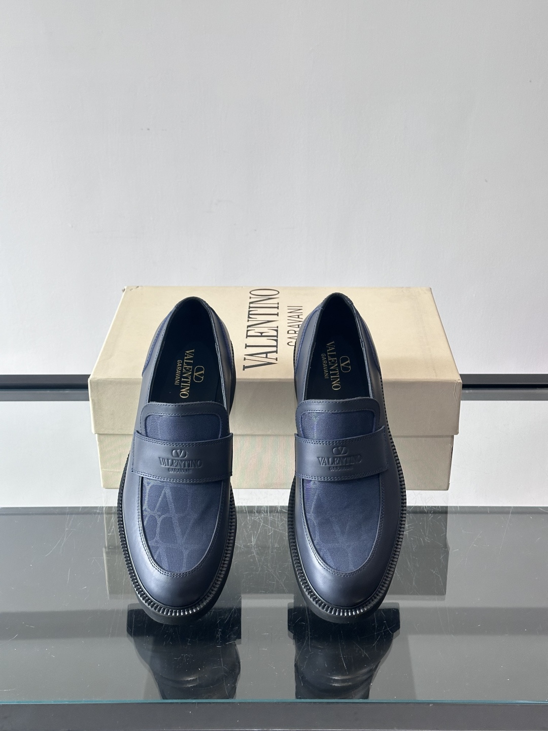 华伦天奴男士乐福鞋采用优质真皮，鞋面光滑细腻，搭配同色系拼接，复古感满满。厚底橡胶设计，耐磨又舒适，适合