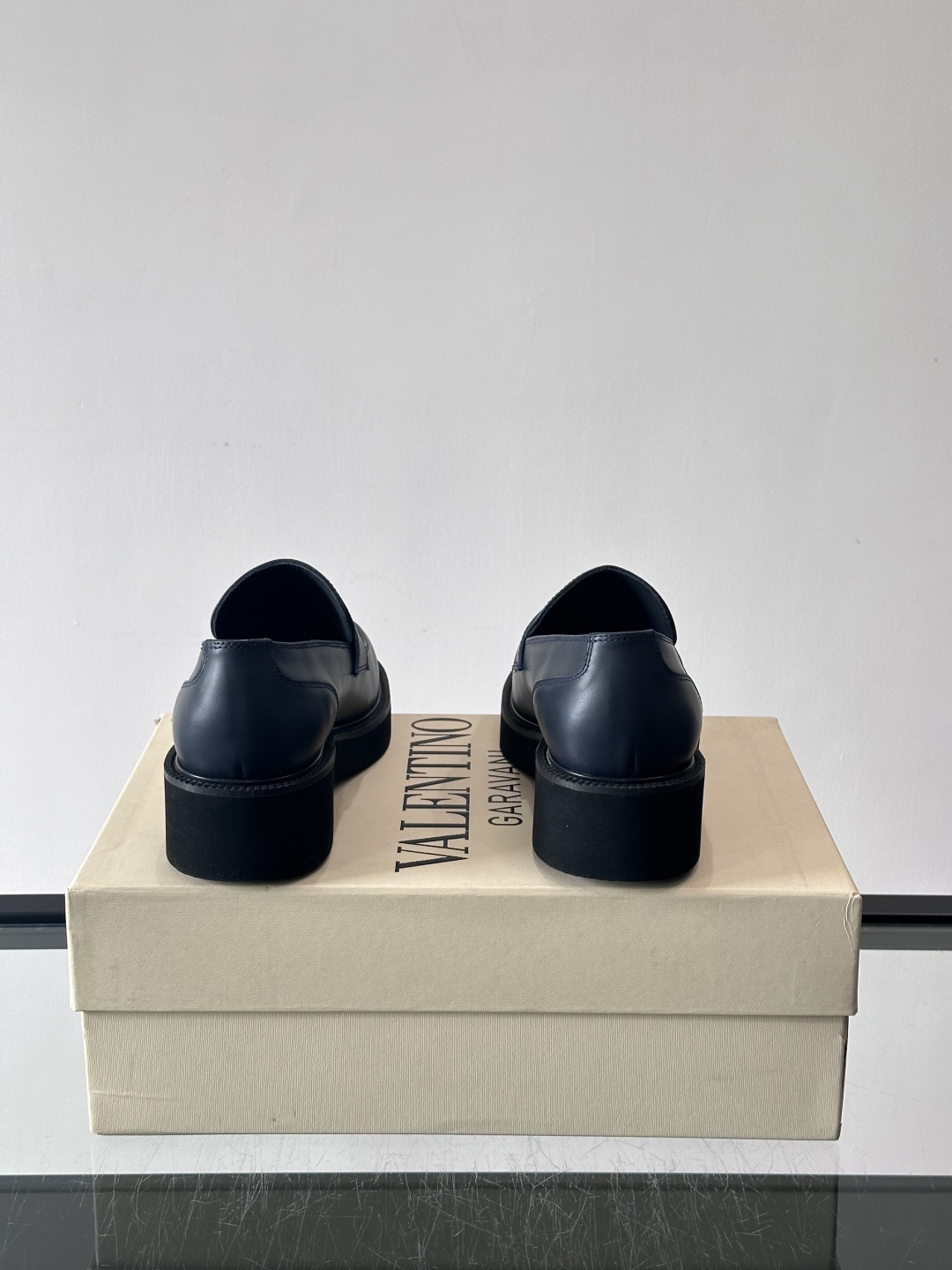 华伦天奴男士乐福鞋采用优质真皮，鞋面光滑细腻，搭配同色系拼接，复古感满满。厚底橡胶设计，耐磨又舒适，适合