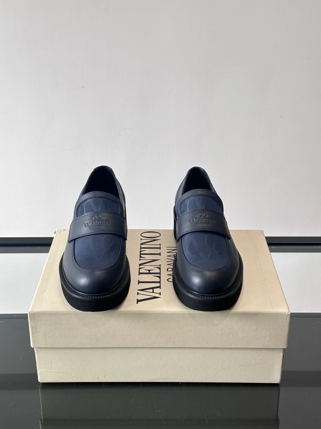 华伦天奴男士乐福鞋采用优质真皮，鞋面光滑细腻，搭配同色系拼接，复古感满满。厚底橡胶设计，耐磨又舒适，适合