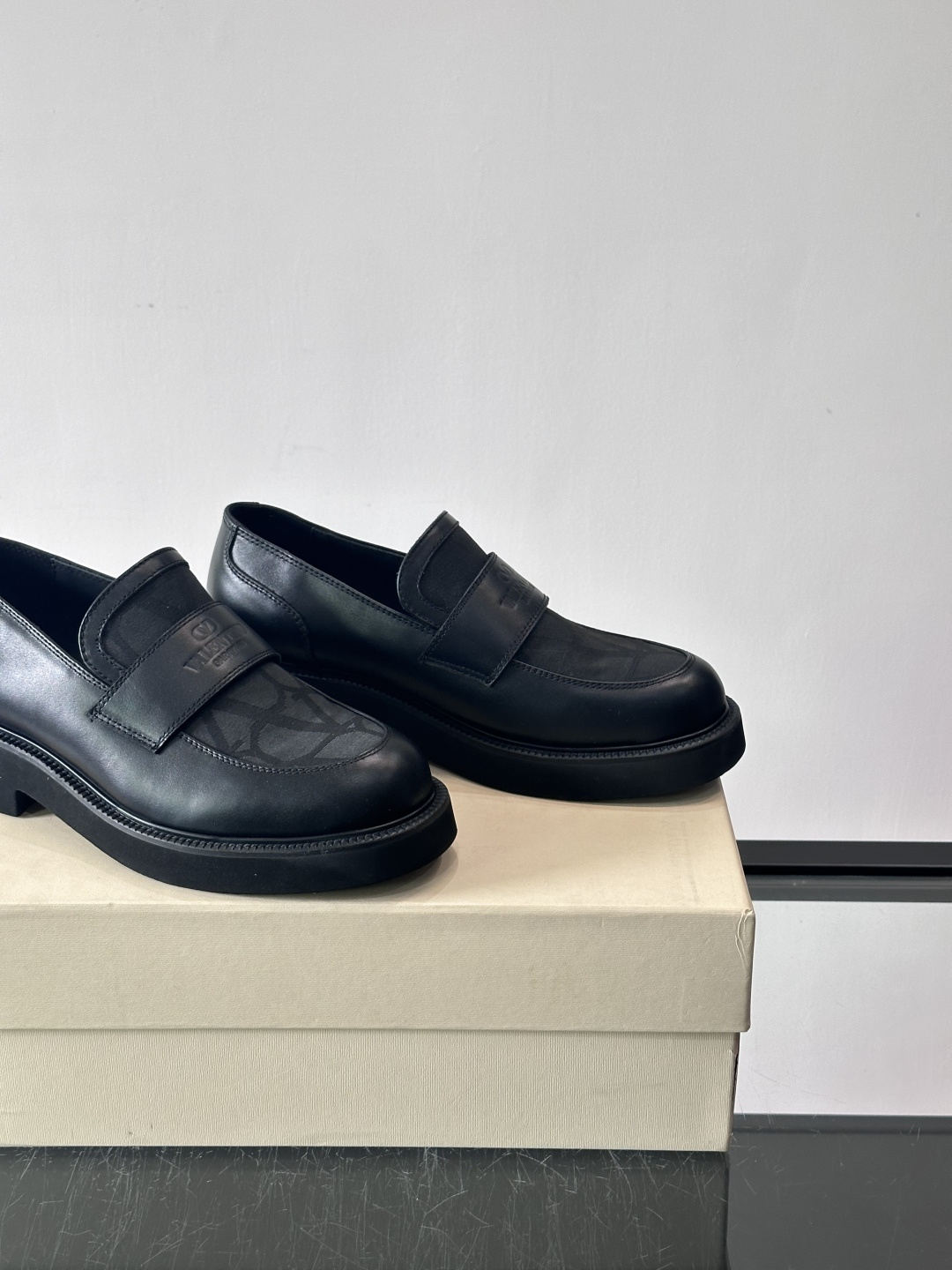 华伦天奴男士乐福鞋采用优质真皮，鞋面光滑细腻，搭配同色系拼接，复古感满满。厚底橡胶设计，耐磨又舒适，适合