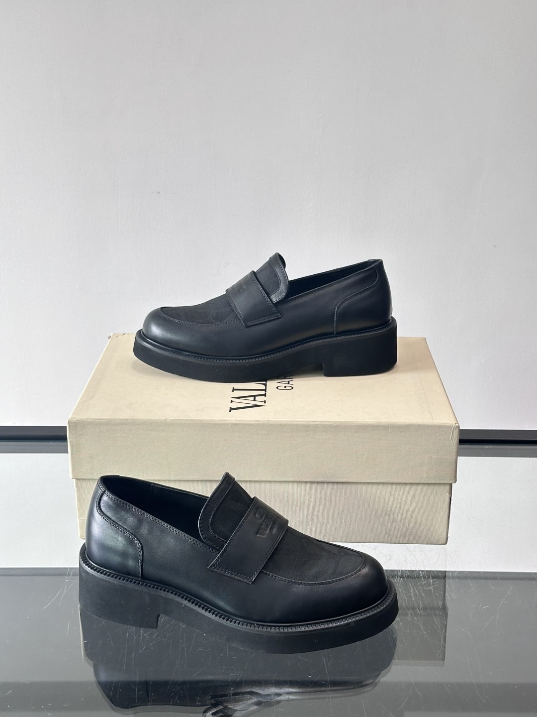 华伦天奴男士乐福鞋采用优质真皮，鞋面光滑细腻，搭配同色系拼接，复古感满满。厚底橡胶设计，耐磨又舒适，适合