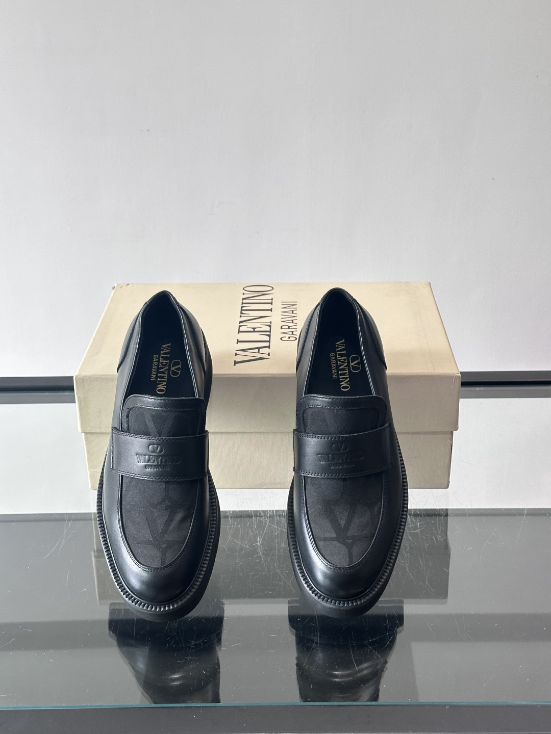 华伦天奴男士乐福鞋采用优质真皮，鞋面光滑细腻，搭配同色系拼接，复古感满满。厚底橡胶设计，耐磨又舒适，适合