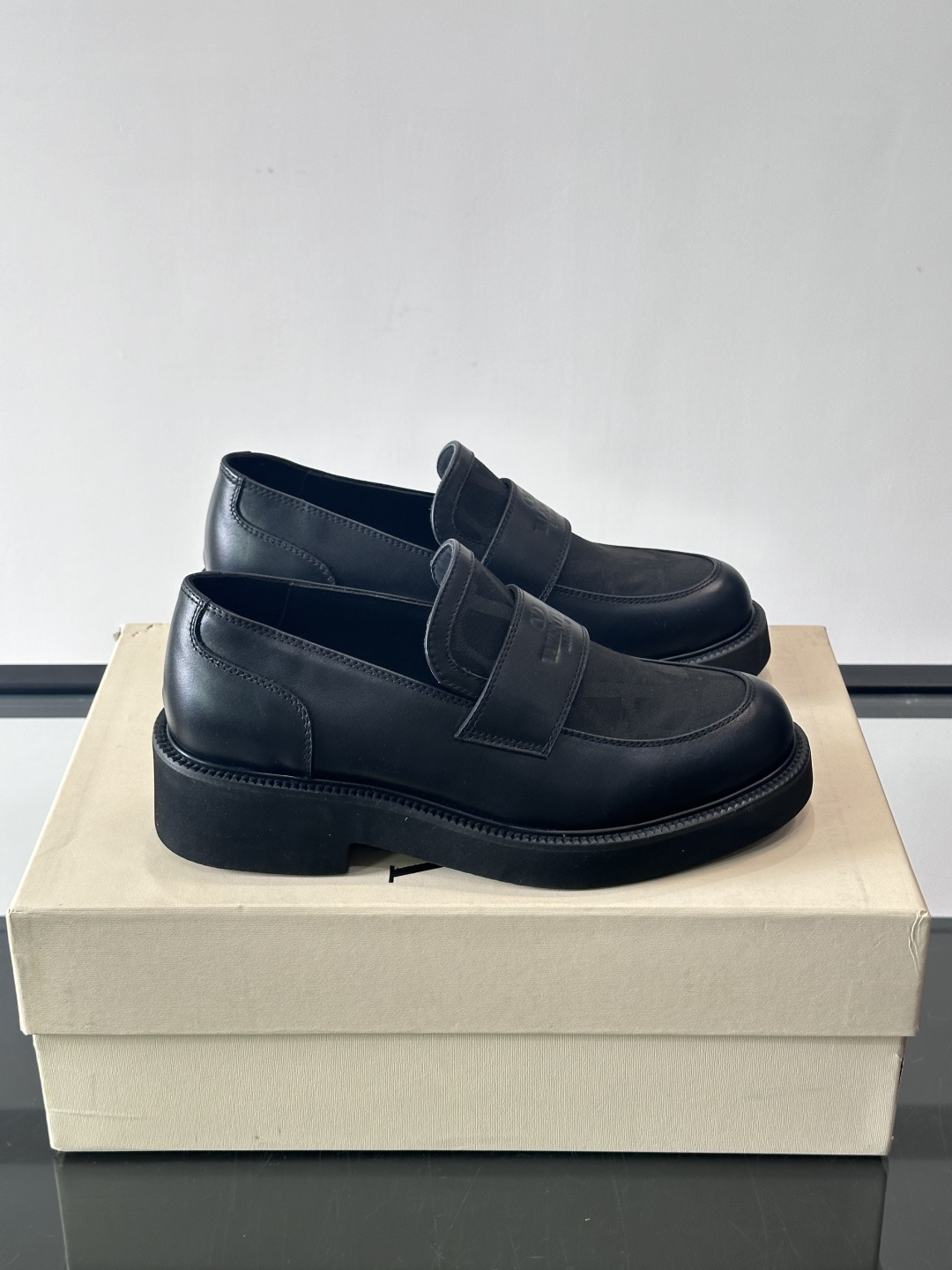 华伦天奴男士乐福鞋采用优质真皮，鞋面光滑细腻，搭配同色系拼接，复古感满满。厚底橡胶设计，耐磨又舒适，适合