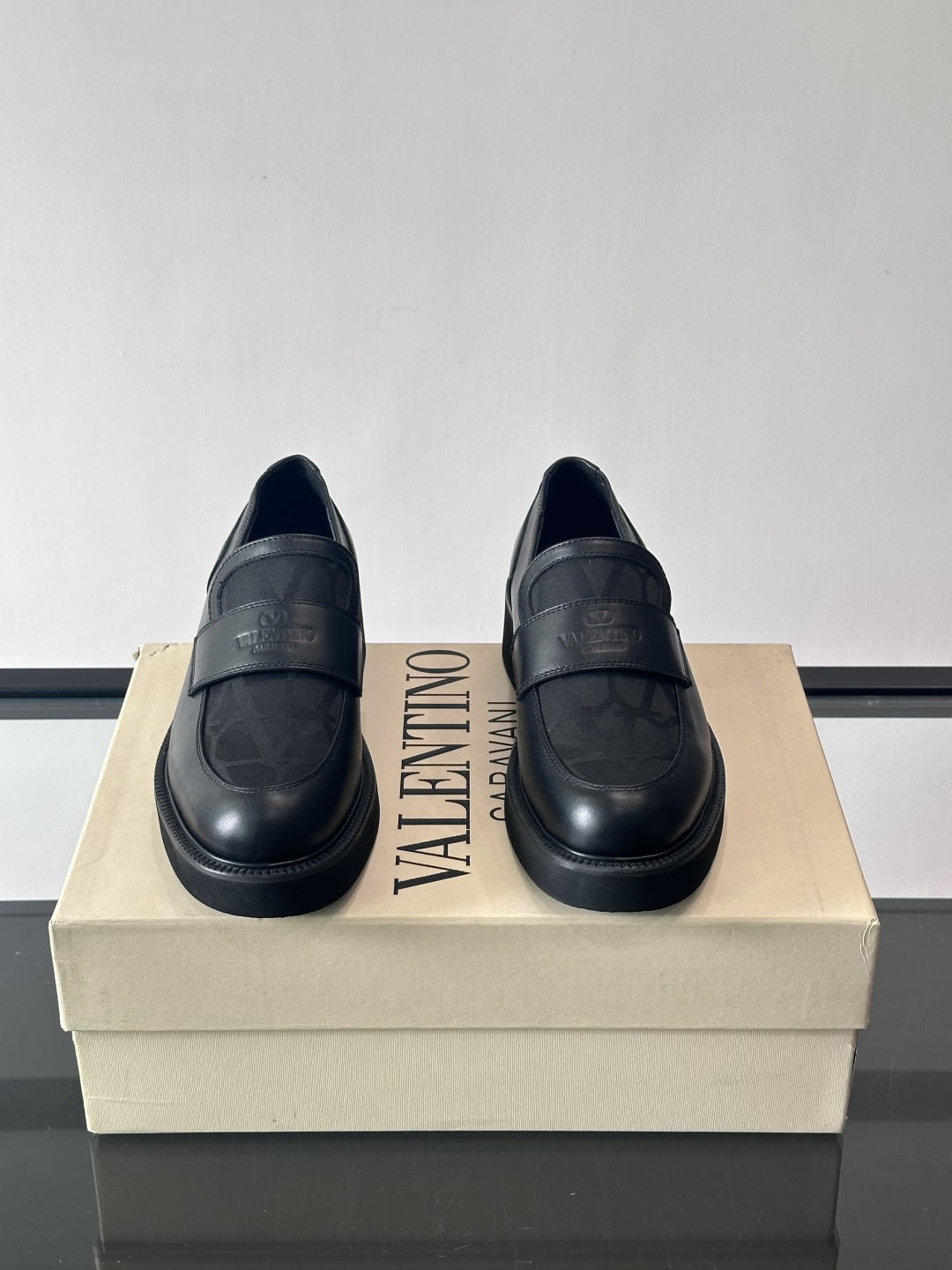 华伦天奴男士乐福鞋采用优质真皮，鞋面光滑细腻，搭配同色系拼接，复古感满满。厚底橡胶设计，耐磨又舒适，适合