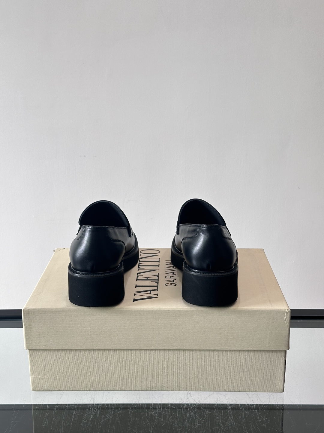 华伦天奴男士乐福鞋采用优质真皮，鞋面光滑细腻，搭配同色系拼接，复古感满满。厚底橡胶设计，耐磨又舒适，适合